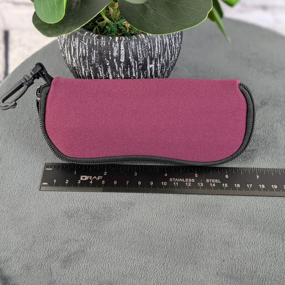 Red neoprene zippered glasses sunglasses case with clip - Picture 3 of 5